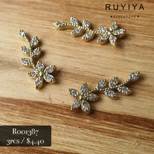 Load image into Gallery viewer, GOLD FLOWER WITH LEAVES CRYSTAL CHARM R001387