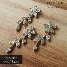 Load image into Gallery viewer, GOLD FLOWER WITH LEAVES CRYSTAL CHARM R001387
