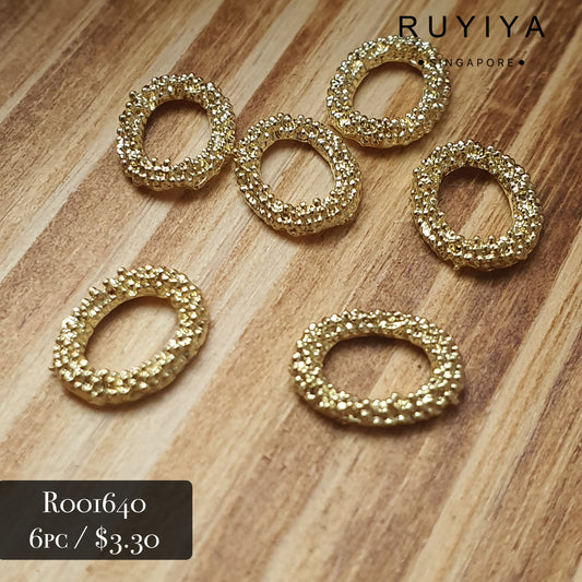 GOLD OVAL TEXTURED FRAME CHARM R001640 / URU32