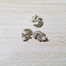 Load image into Gallery viewer, MERMAID'S SHELL PEARL CHARM