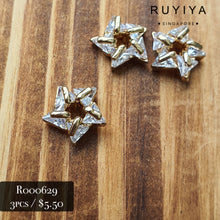 Load image into Gallery viewer, GOLD TRIANGLE DIAMOND STAR CHARM R000629