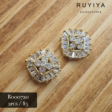 Load image into Gallery viewer, GOLD SHINING CLOVER IN SQUARE CHARM R000720