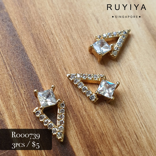 GOLD TRIANGLE WITH SQUARE CRYSTAL CHARM R000739