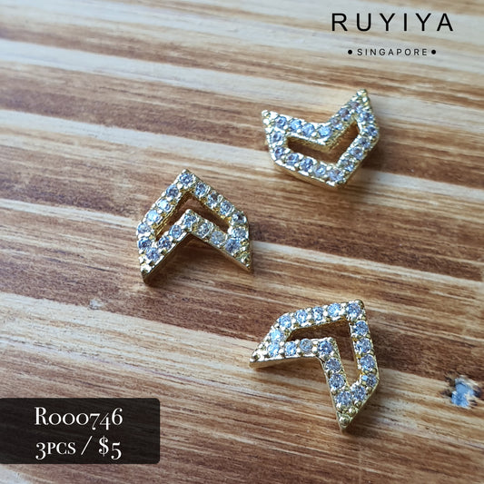 GOLD DOUBLE ARROW FRAME CHARM R000746