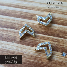 Load image into Gallery viewer, GOLD DOUBLE ARROW FRAME CHARM R000746