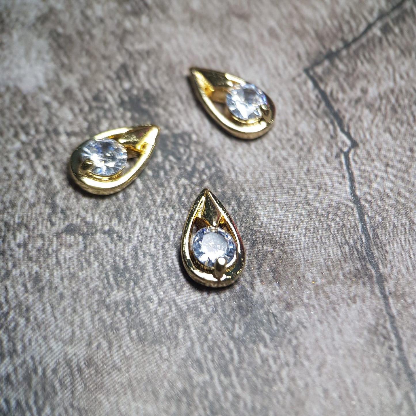 GOLD TEARDROP CRYSTAL CHARM URU232