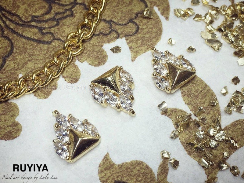 GOLD CRYSTAL CROWN CHARM URU247