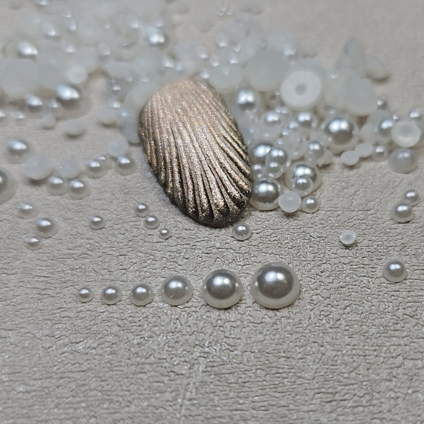 ASSORTED FLATBACK ROUND PEARLS