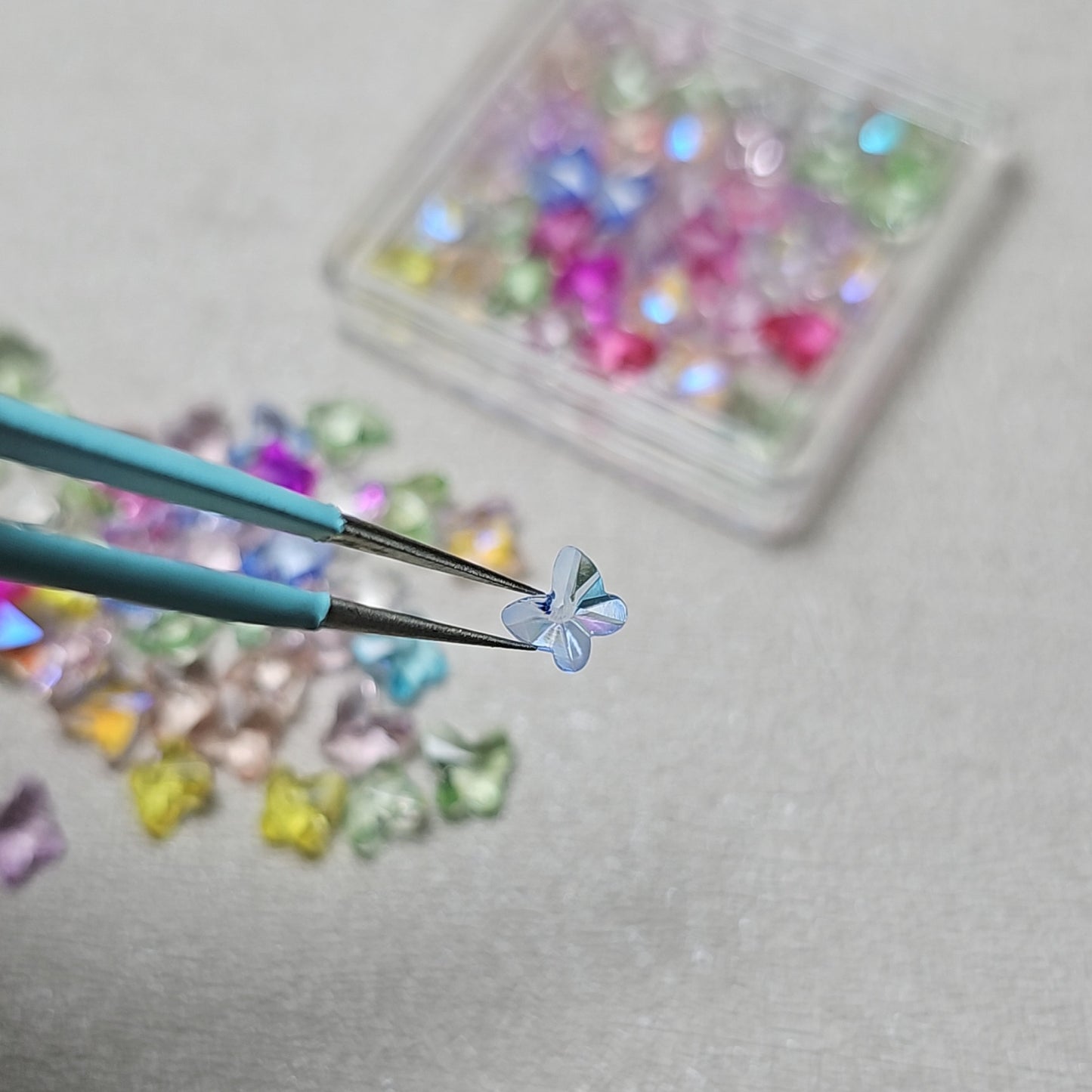 SPARKLY BUTTERFLY CHATONS 6MM ASSORTED COLOURS