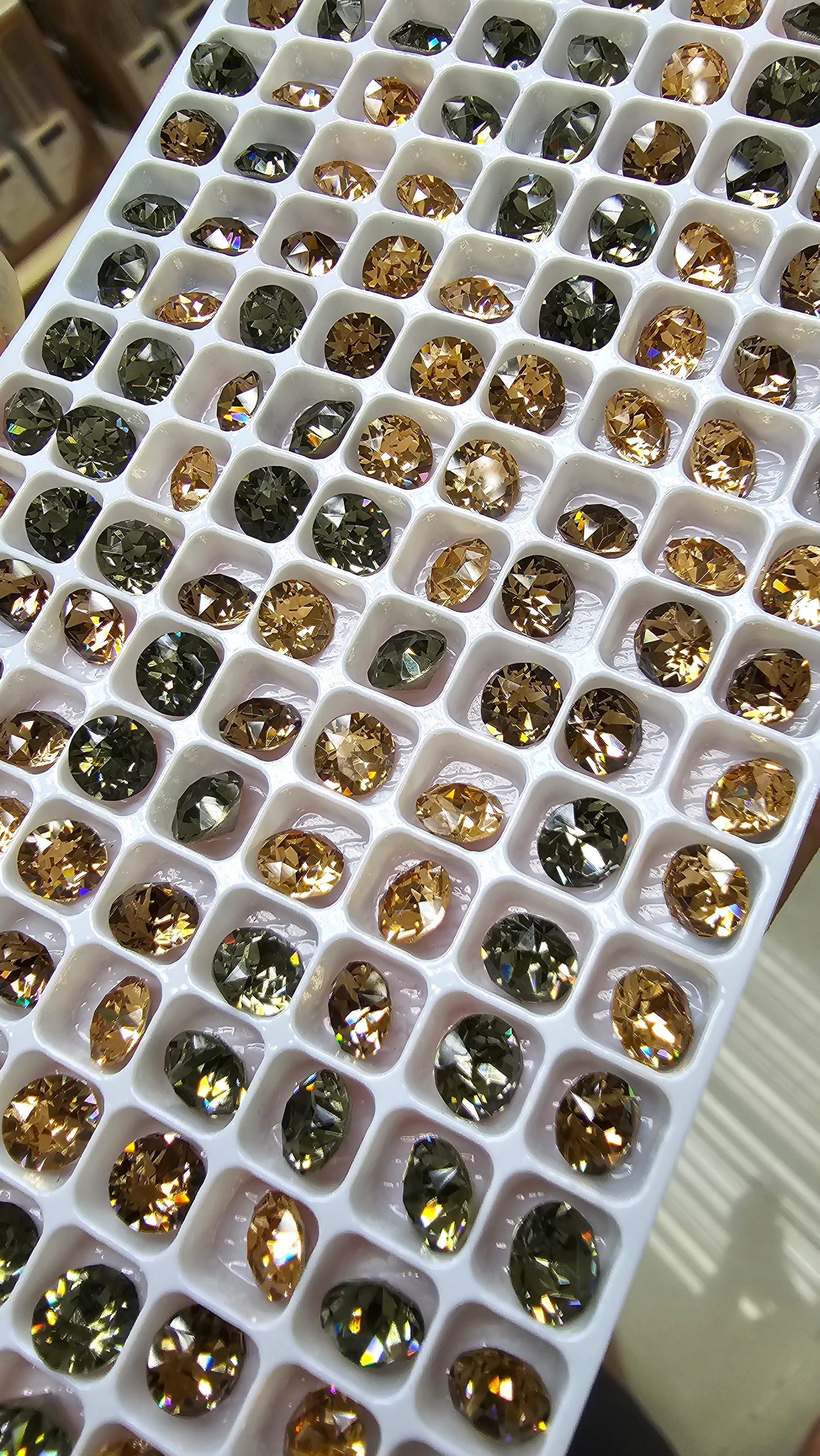 DAZZLING SHINE! ASSORTED 6MM CRYSTAL CHATONS (SWAROVSKI GRADE)