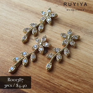 GOLD FLOWER WITH LEAVES CRYSTAL CHARM R001387