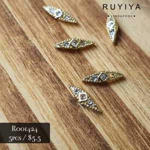 GOLD SMALL ELONGATED DIAMOND CHARM R001424