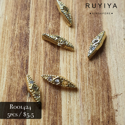 GOLD SMALL ELONGATED DIAMOND CHARM R001424