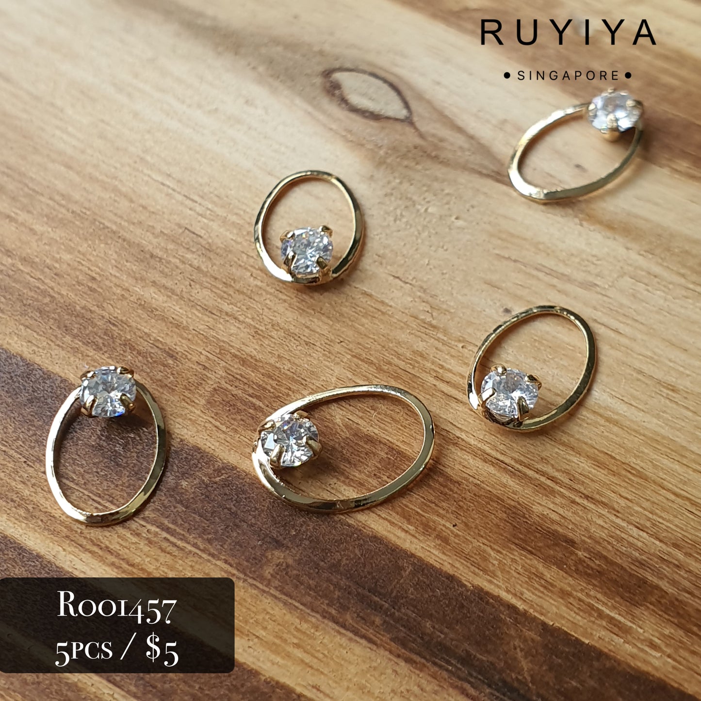 GOLD OVAL FRAME SOLITAIRE CHARM R001457