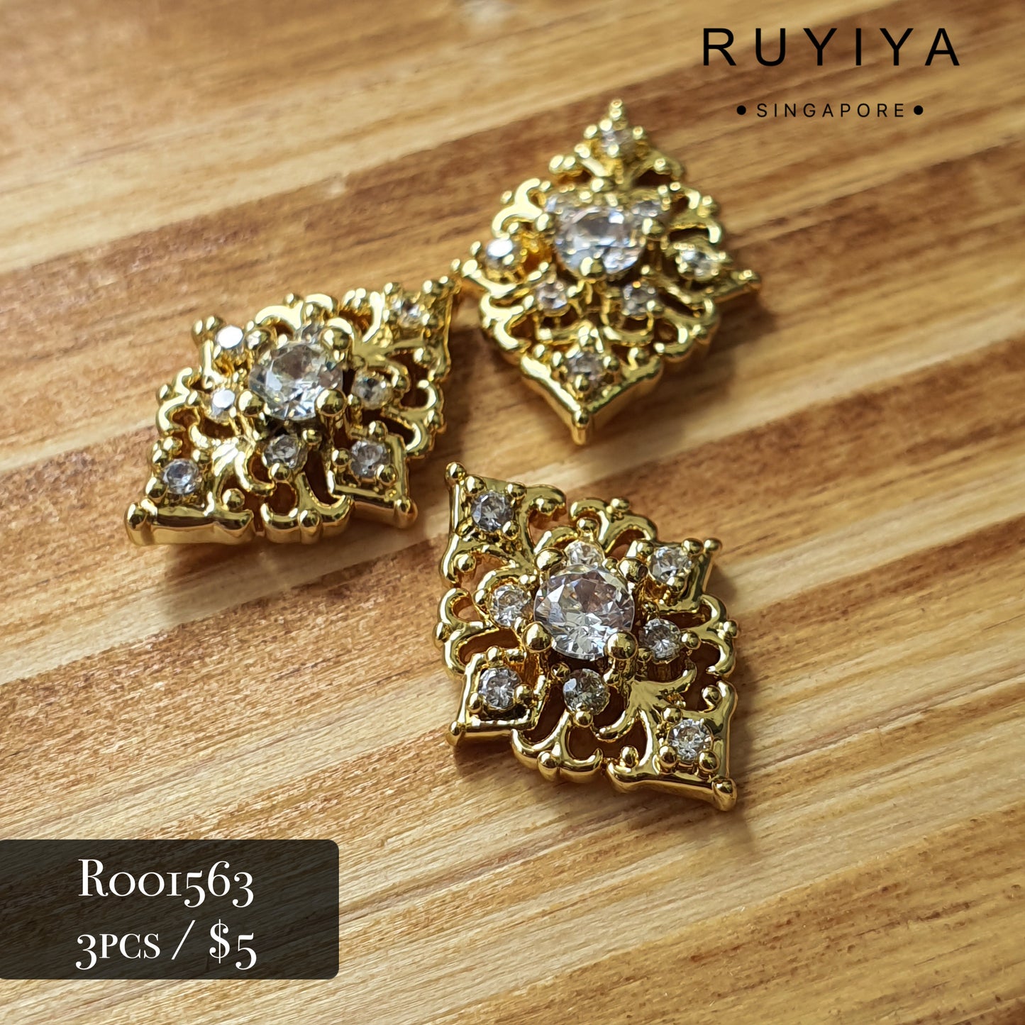 GOLD ORNATE BROOCH CRYSTAL CHARM R001563