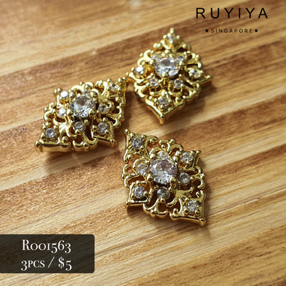 GOLD ORNATE BROOCH CRYSTAL CHARM R001563