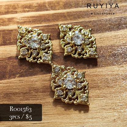 GOLD ORNATE BROOCH CRYSTAL CHARM R001563