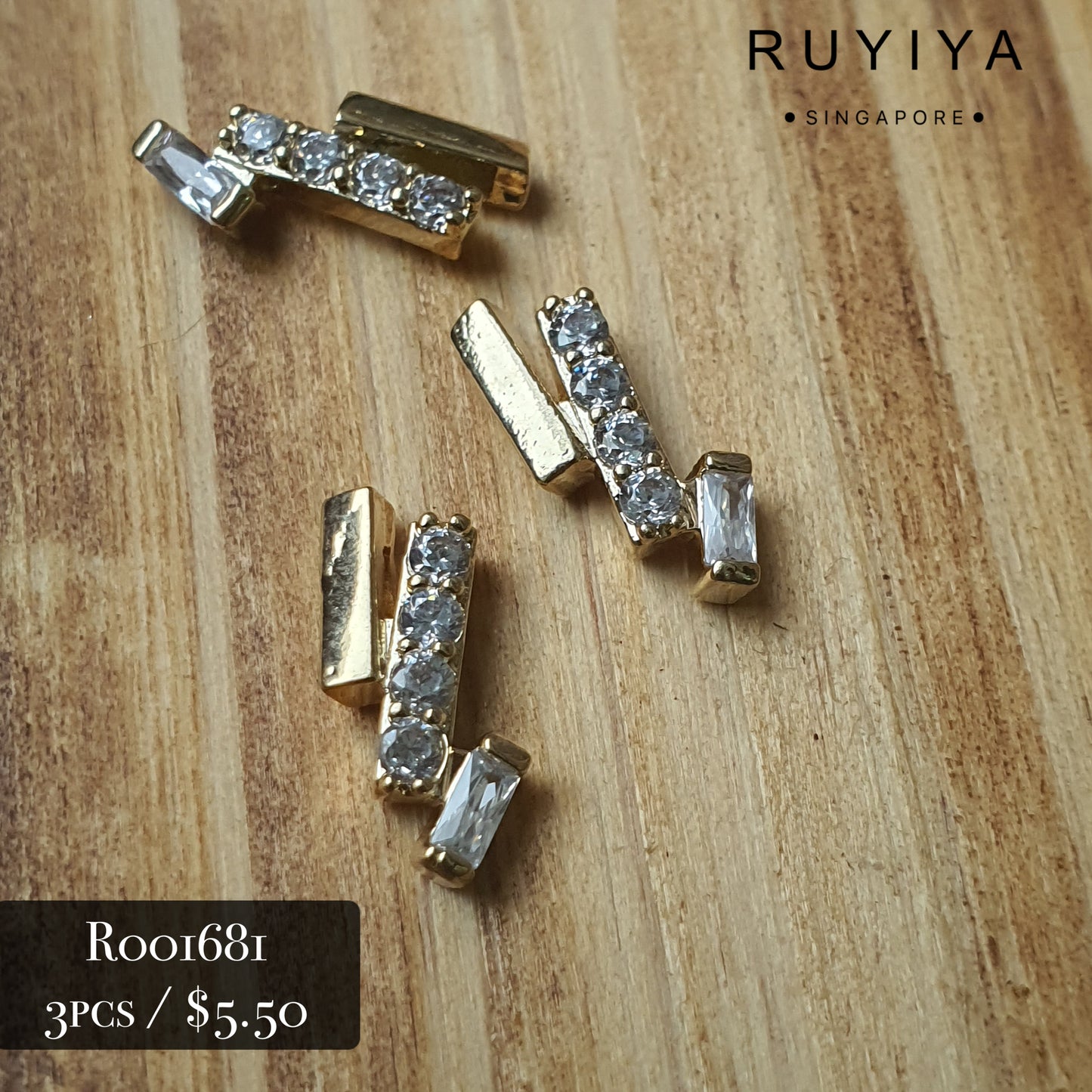 GOLD STAGGERED CRYSTAL CHARM R001681