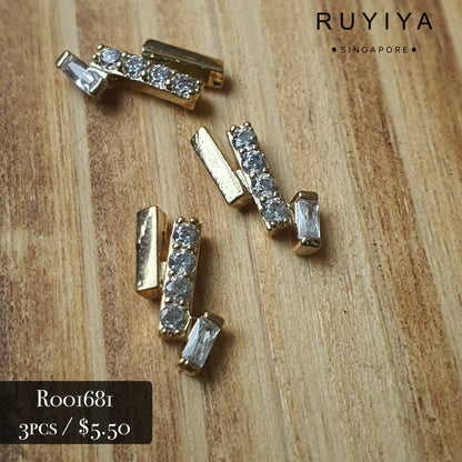 GOLD STAGGERED CRYSTAL CHARM R001681