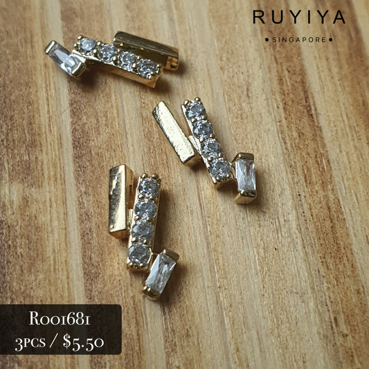 GOLD STAGGERED CRYSTAL CHARM R001681