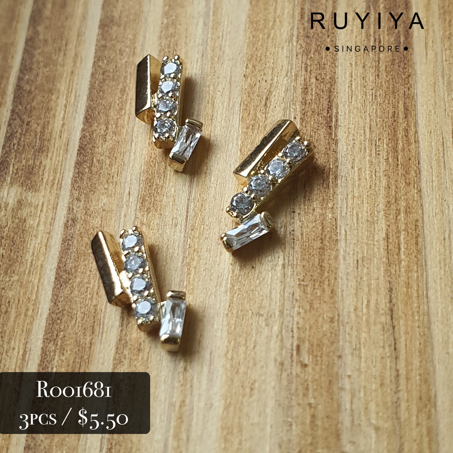 GOLD STAGGERED CRYSTAL CHARM R001681
