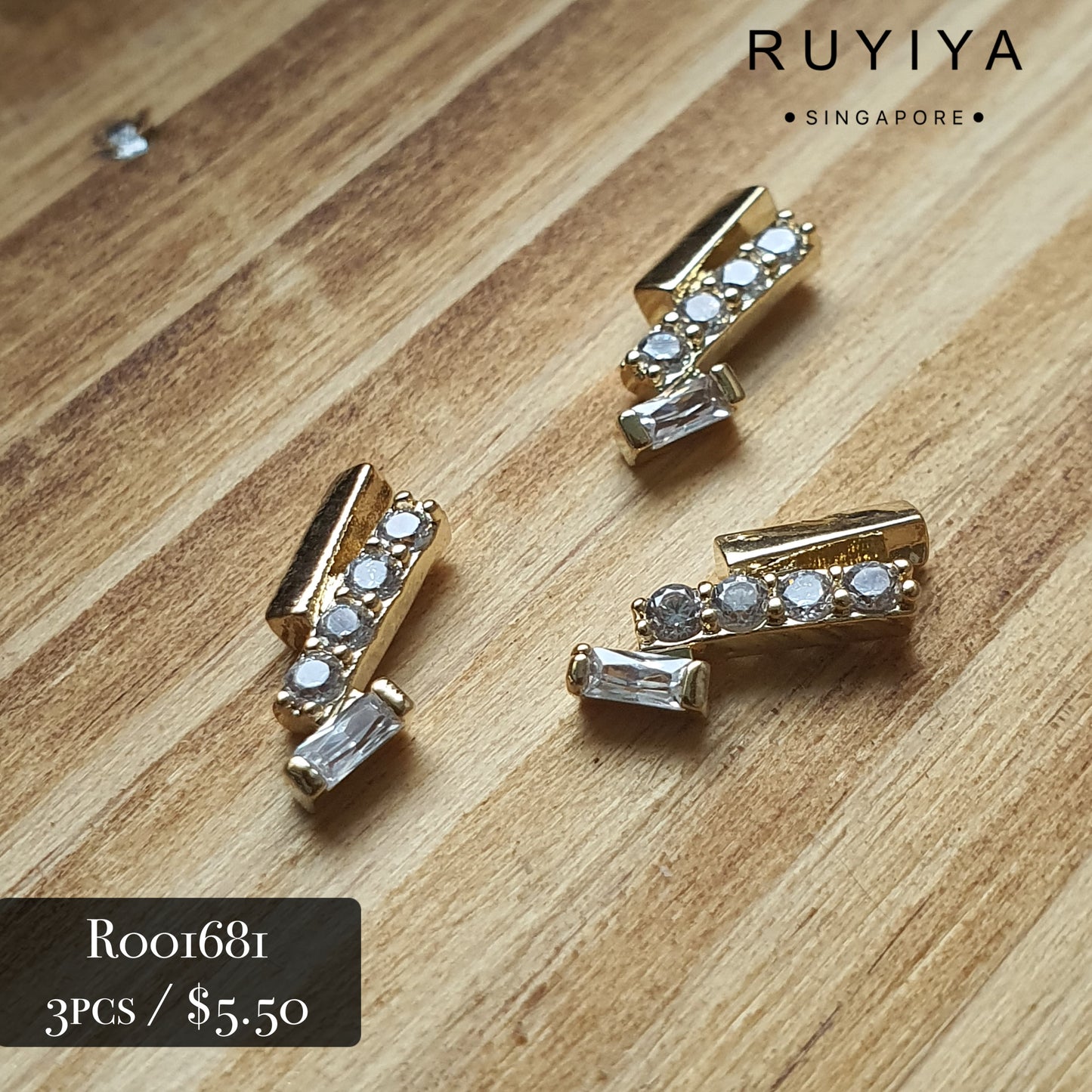 GOLD STAGGERED CRYSTAL CHARM R001681