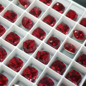 SWAROVSKI 4460 MYSTIC SQUARE SCARLET