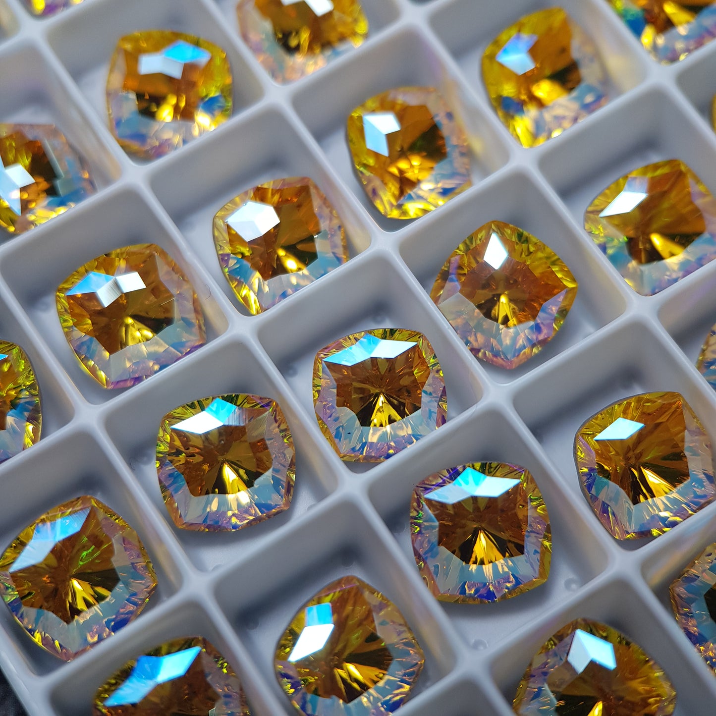 SWAROVSKI 4460 MYSTIC SQUARE LIGHT TOPAZ SHIMMER