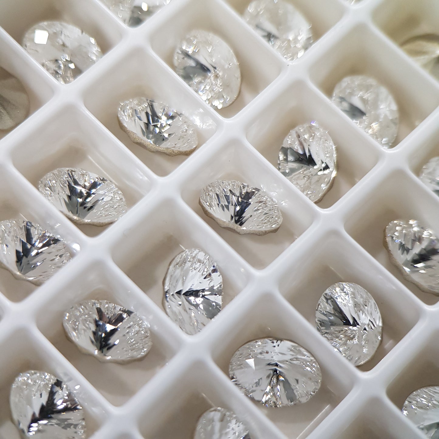 SWAROVSKI 4160 MYSTIC OVAL CRYSTAL