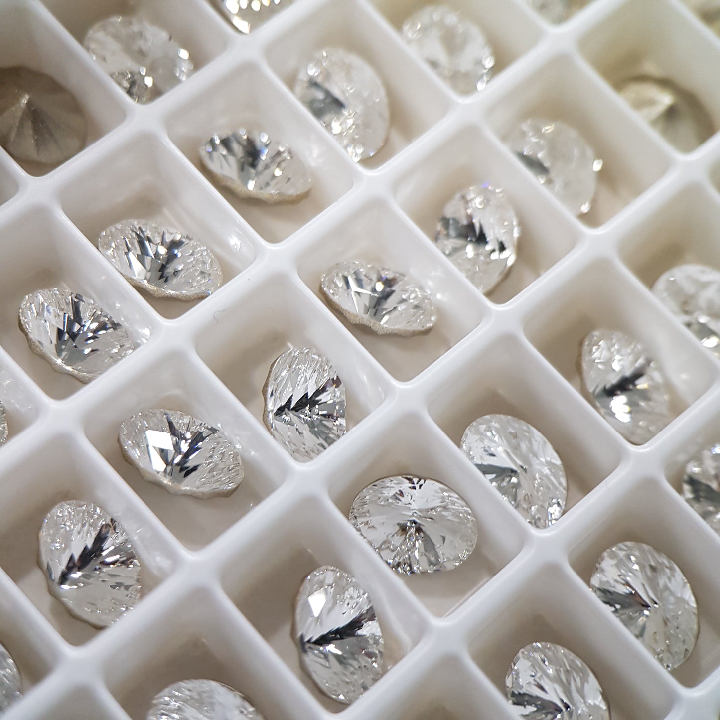 SWAROVSKI 4160 MYSTIC OVAL CRYSTAL