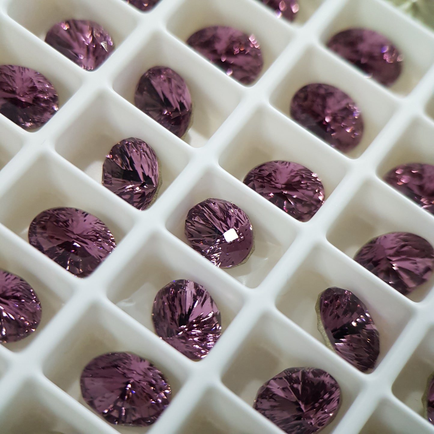 SWAROVSKI 4160 MYSTIC OVAL IRIS