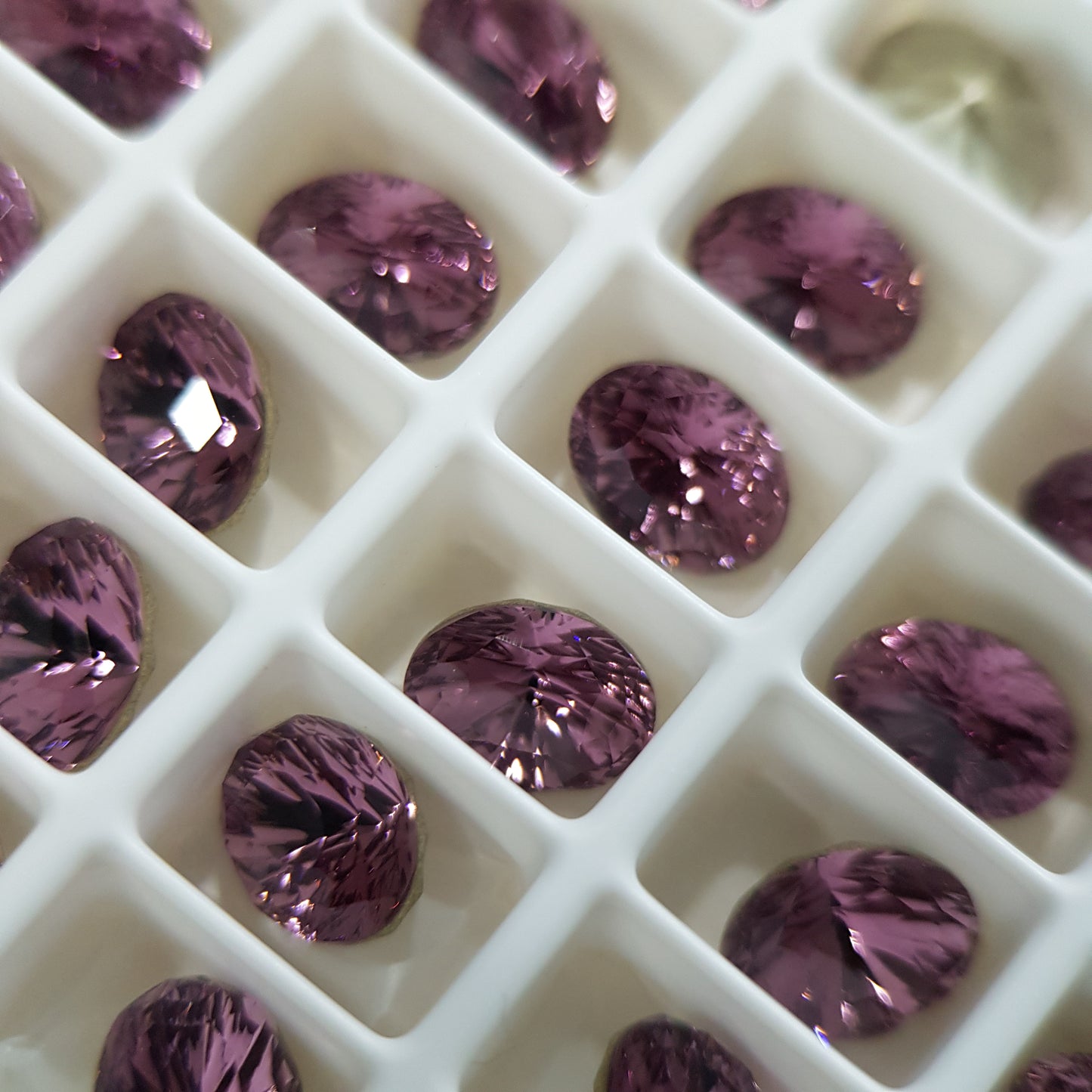 SWAROVSKI 4160 MYSTIC OVAL IRIS