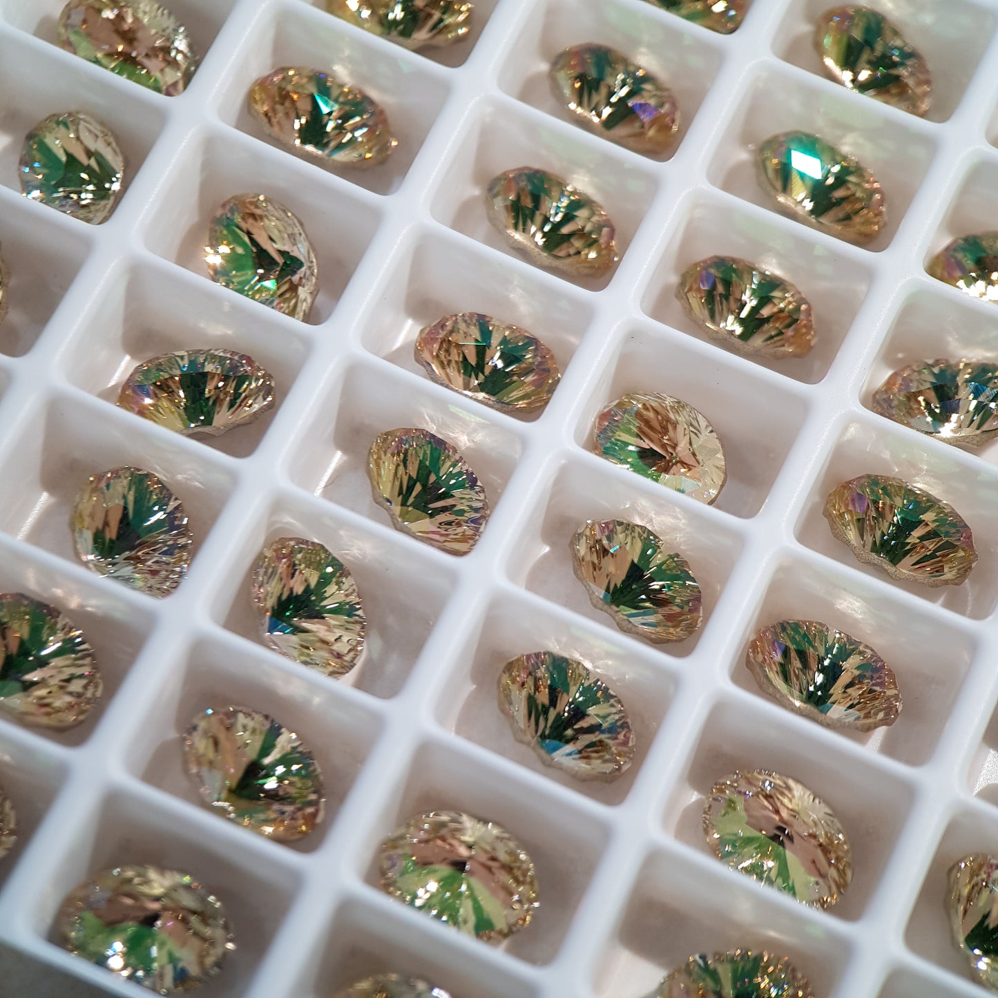 SWAROVSKI 4160 MYSTIC OVAL CRYSTAL LUMINOUS GREEN