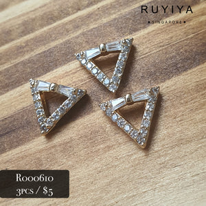 GOLD CRYSTAL TRIANGLE WITH RIBBON R000610
