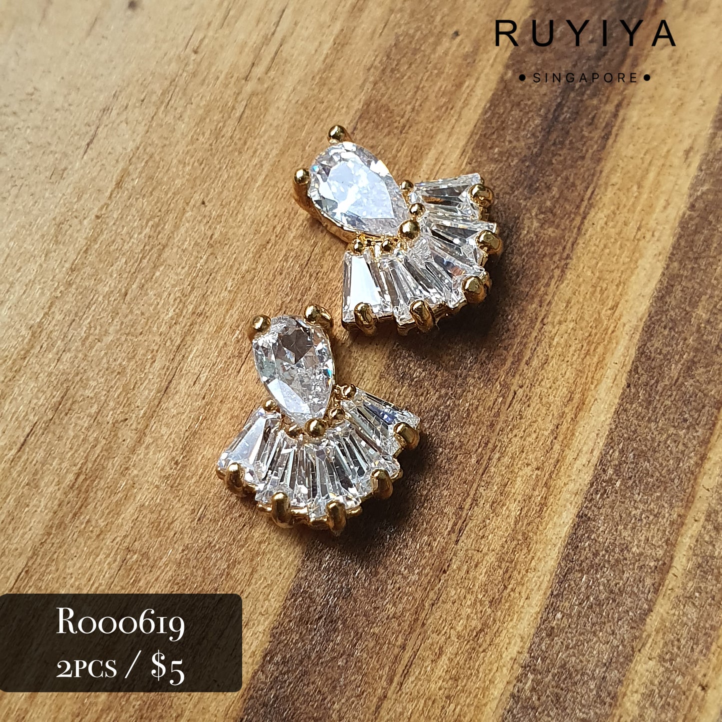 GOLD GORGEOUS LITTLE DRESS CHARM R000619