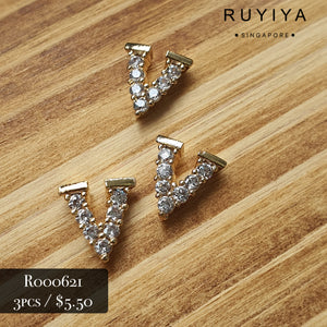 GOLD V CRYSTAL CHARM R000621