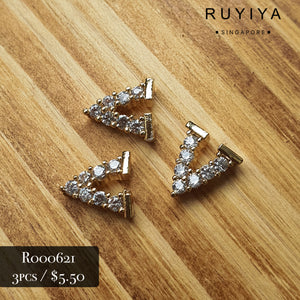 GOLD V CRYSTAL CHARM R000621