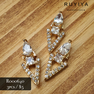 GOLD LONG TRIANGLE CRYSTAL CHARM R000640