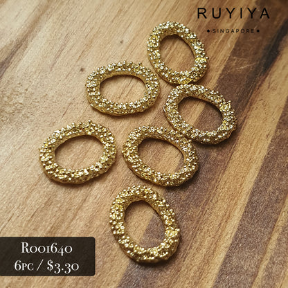 GOLD OVAL TEXTURED FRAME CHARM R001640 / URU32