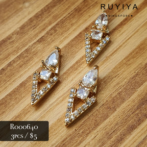 GOLD LONG TRIANGLE CRYSTAL CHARM R000640