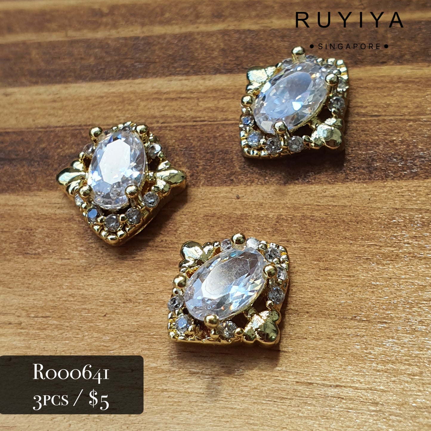 GOLD DIAMOND FRAMED OVAL CRYSTAL CHARM R000641