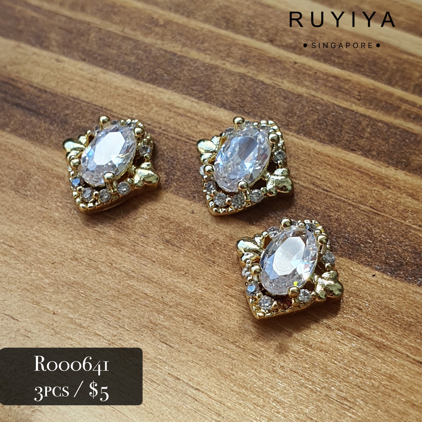 GOLD DIAMOND FRAMED OVAL CRYSTAL CHARM R000641