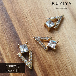 GOLD TRIANGLE WITH SQUARE CRYSTAL CHARM R000739