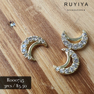 GOLD MOON SHAPED CHARM R000745