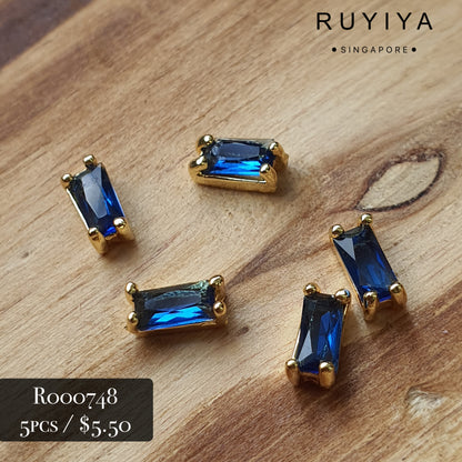 GOLD RECTANGLE BLUE CRYSTAL CHARM R000748