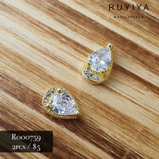 GOLD SMALL TEAR DROP CHARM R000759