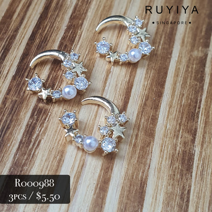 GOLD BEJEWELED CRESCENT MOON CHARM R000988