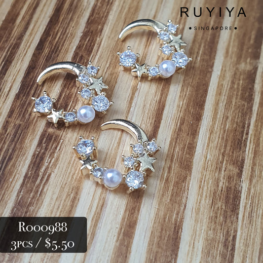 GOLD BEJEWELED CRESCENT MOON CHARM R000988