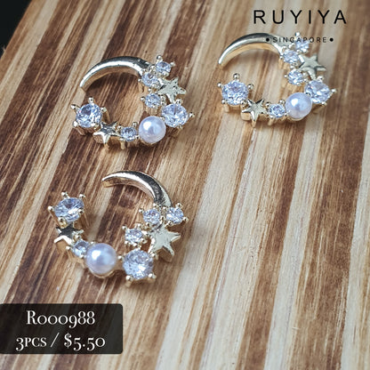 GOLD BEJEWELED CRESCENT MOON CHARM R000988