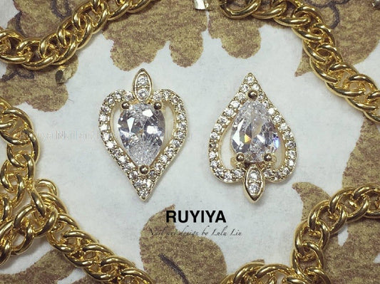 GOLD SPADE CRYSTAL CHARM URU246